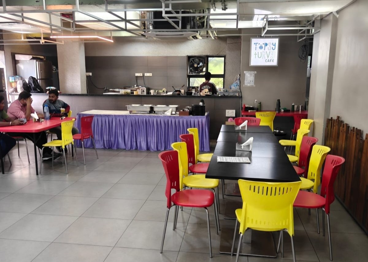 Parent café seating area at Topsy Turvy Nagpur play zone